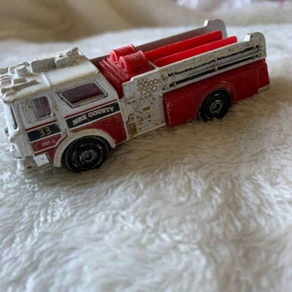2014 Matchbox 1975 Mack CF Pumper Diecast Fire Truck MB864 - Picture 3 of 7